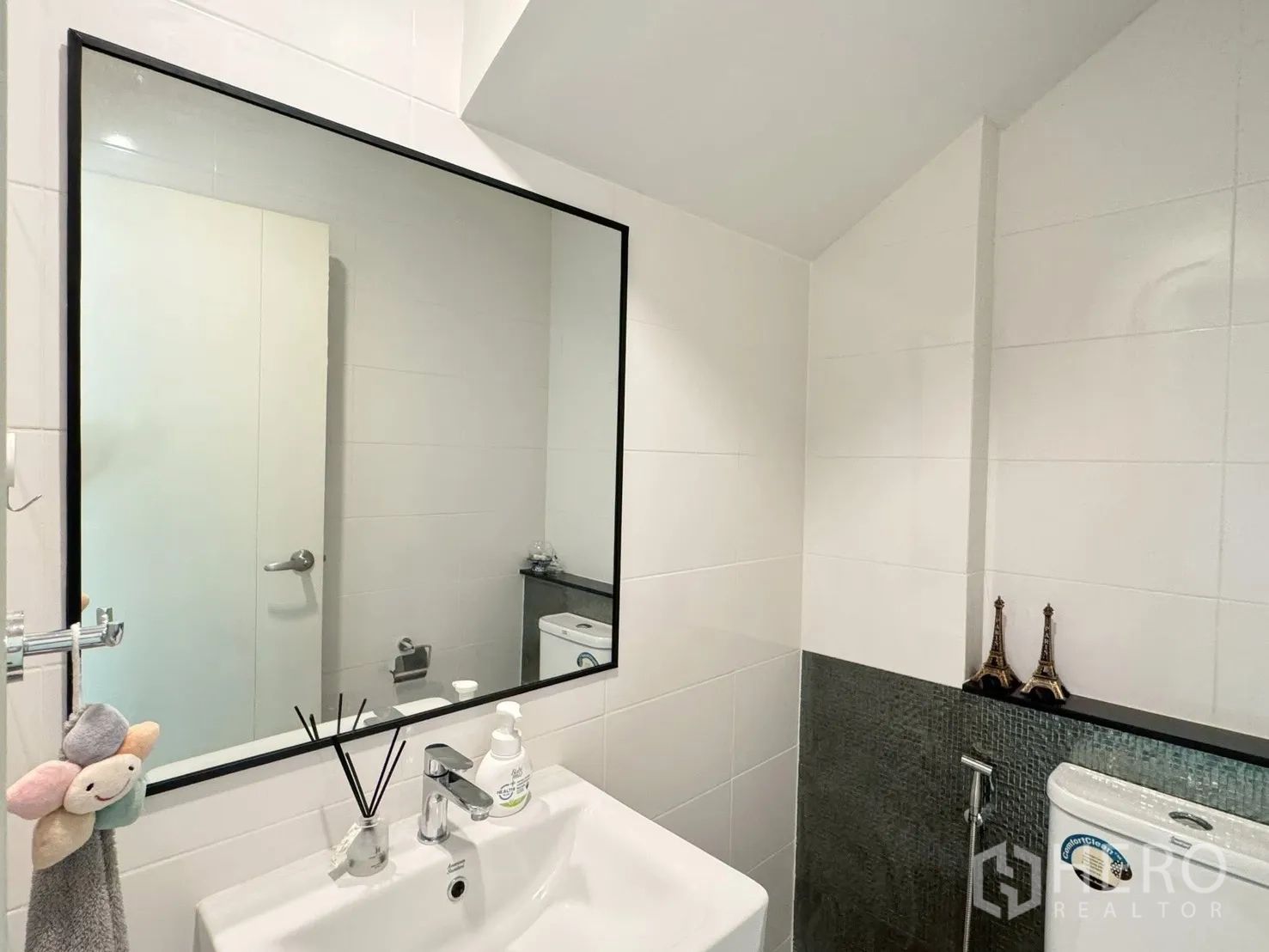 Townhouse for rent in Saphan Sung, Bangkok - Compact powder room with square basin, large mirror and toilet under the stairs.