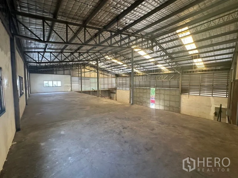 Warehouse for rent in Suan Luang, Bangkok - Wide mezzanine platform overlooking the warehouse, insulated roofing and ventilation panels.