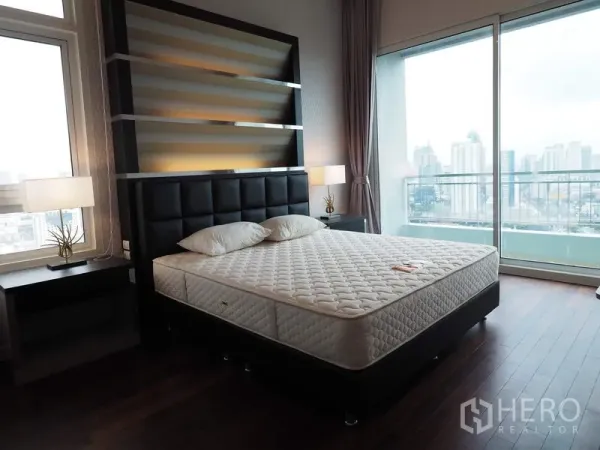 คอนโด ให้เช่าในRatchathewi, Bangkok - ห้องนอนมาสเตอร์มีหน้าต่างสูงจรดเพดาน ทางออกสู่ระเบียง วิวสกายไลน์