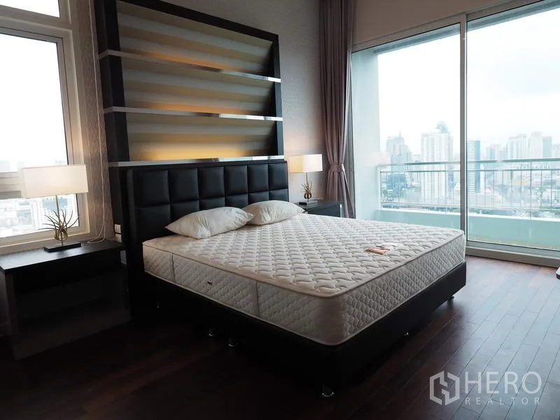 คอนโด ให้เช่าในRatchathewi, Bangkok - ห้องนอนมาสเตอร์มีหน้าต่างสูงจรดเพดาน ทางออกสู่ระเบียง วิวสกายไลน์