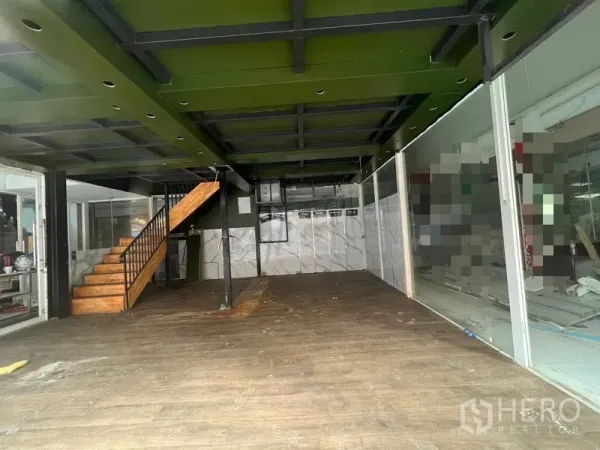 พื้นที่ขายปลีก ให้เช่าในWatthana, Bangkok - ยูนิตกว้าง เพดานสูง มีกระจกกั้นพื้นที่และเสากลางห้อง