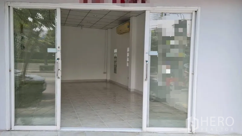 店屋 出租 - 打开的玻璃门，展示明亮的销售大厅