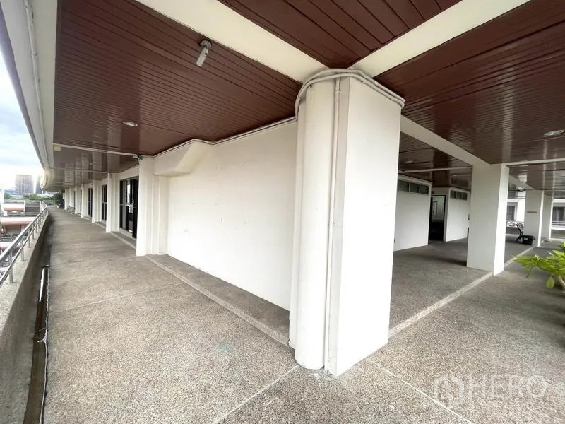 办公空间 出租在Khlong Toei, Bangkok - 带立柱的有顶步道，位于办公室门前。