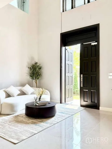 Detached House for rent or sale in Bang Phli, Samut Prakan - Entry lounge with tall black double doors, glossy tile flooring and modern circular chandelier.