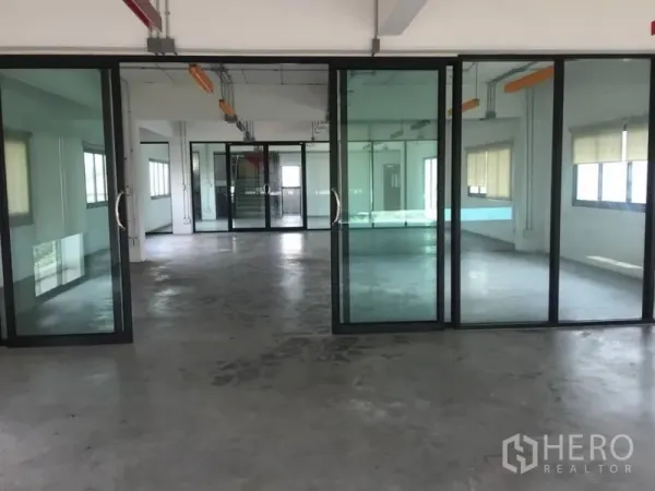 带办公室的家 出租或出售在Wang Thonglang, Bangkok - 开放式办公楼层，滑动玻璃隔断、抛光混凝土地面与外露管线。