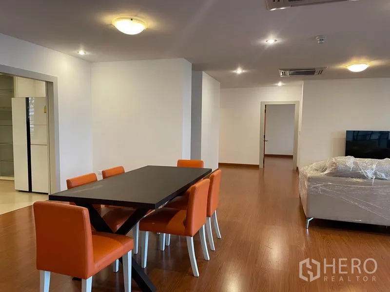 公寓 出租在Watthana, Bangkok - 六人餐桌，旁接宽敞起居区与卧室通道。