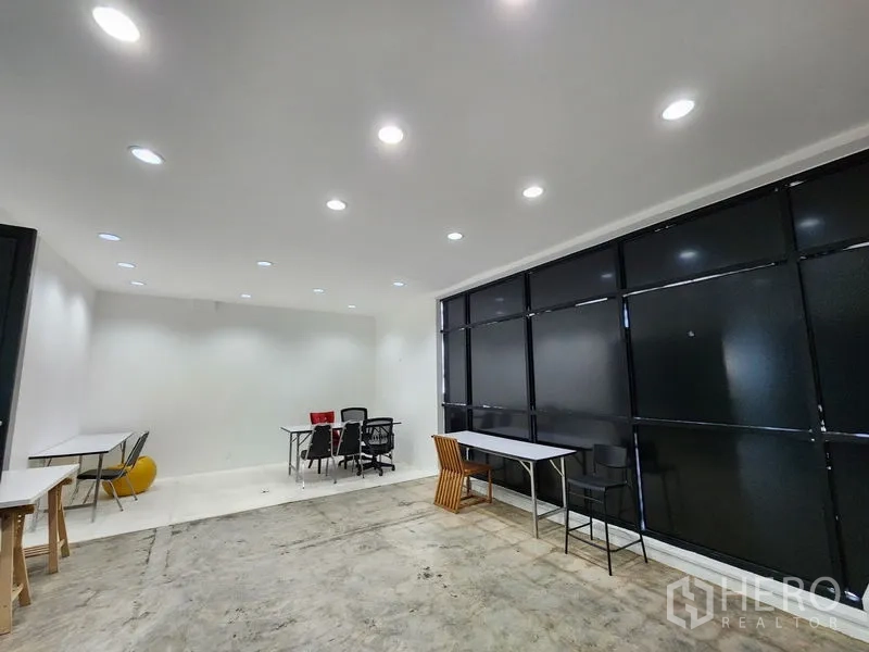 Retail Space for rent in Bang Rak, Bangkok - Flexible workspace with recessed lights, desks, and dark-tinted windows.