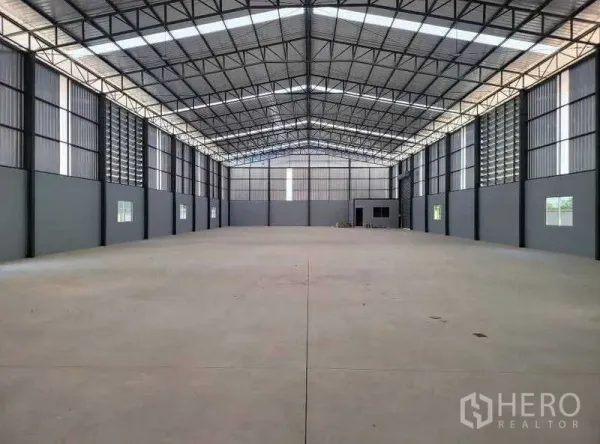 货栈 出售在Ban Bueng, Chon Buri - 仓库内部，高挑钢结构屋顶，抛光混凝土地面与侧窗，位于春武里Ban Bueng。