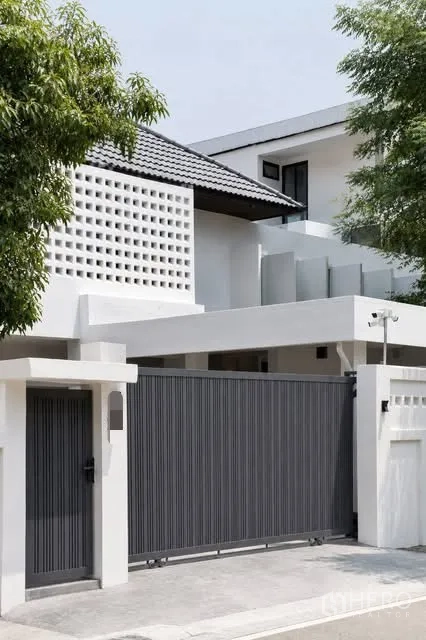 บ้านเดี่ยว for rent in Suan Luang, Bangkok - หน้าบ้านสไตล์โมเดิร์นพร้อมรั้วและประตูบานเลื่อน