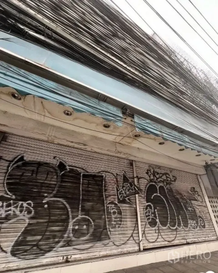 Shophouse for rent in Watthana, Bangkok - Empty upper floor showing multiple windows, white columns and worn ceiling patches.