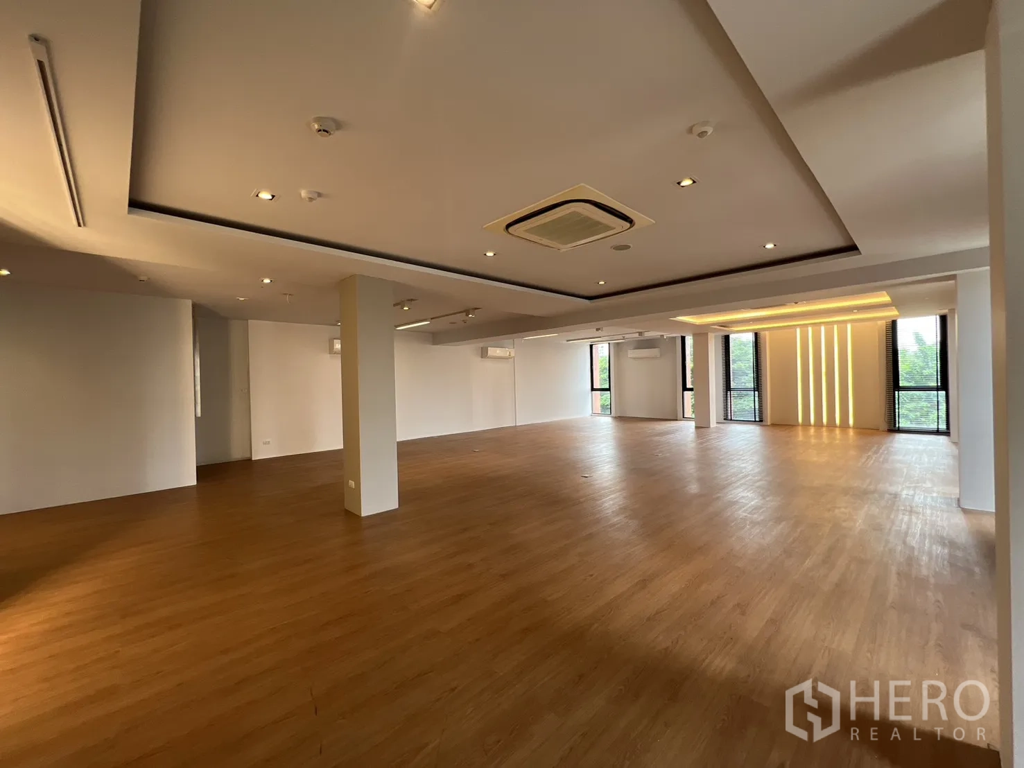 Retail Space for rent in Khlong Toei, Bangkok - Spacious retail floor with recessed lighting and wood flooring.