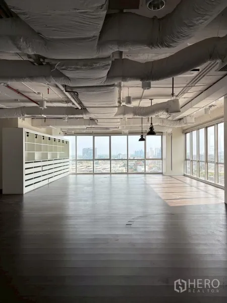 Office Space for rent in Khlong Toei, Bangkok - Bright corner area with floor-to-ceiling windows and skyline views.
