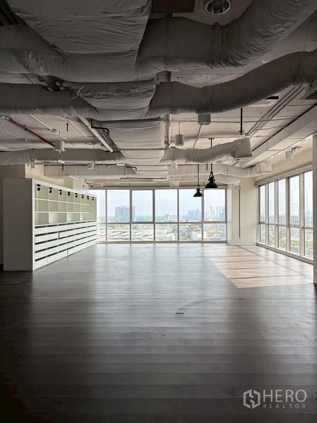 Office Space for rent in Khlong Toei, Bangkok - Bright corner area with floor-to-ceiling windows and skyline views.