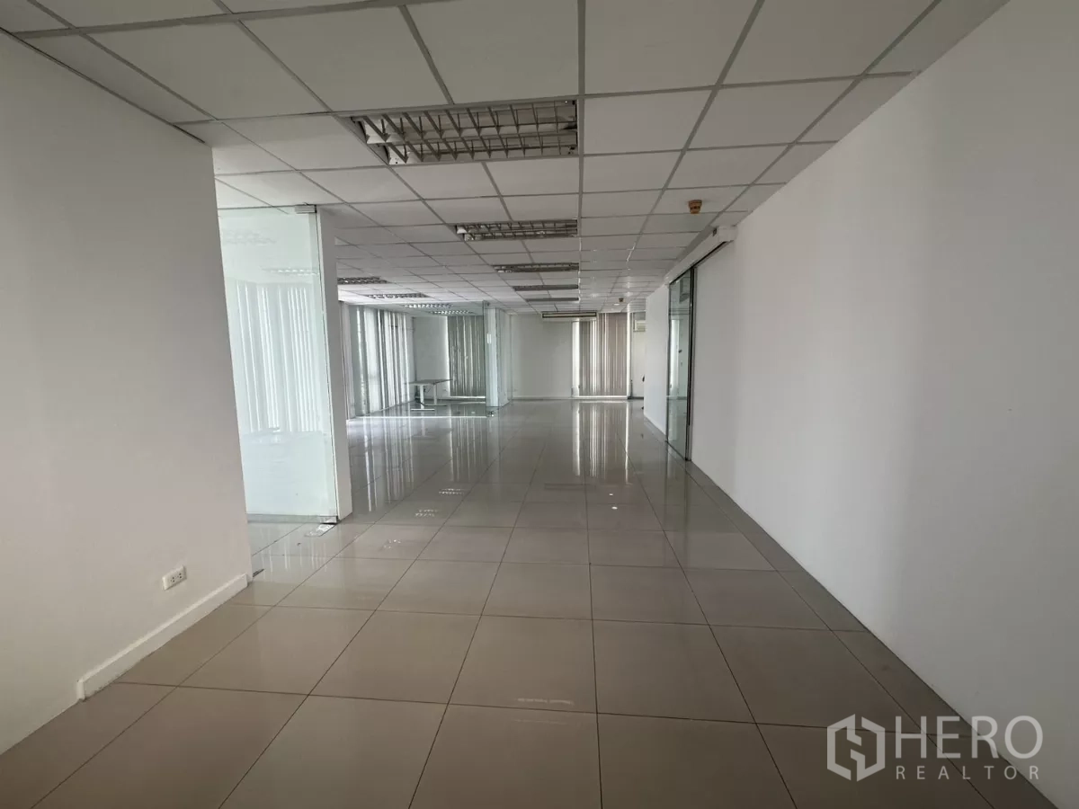 สำนักงาน ให้เช่าในHuai Khwang, Bangkok - พื้นที่สำนักงานโล่งพร้อมหน้าต่าง ผนังกระจก และพื้นกระเบื้องสีอ่อน