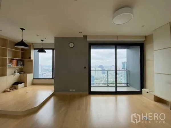 公寓 出租或出售在Chatuchak, Bangkok - 客厅设阳台与落地窗，可观赏城市天际线景观。