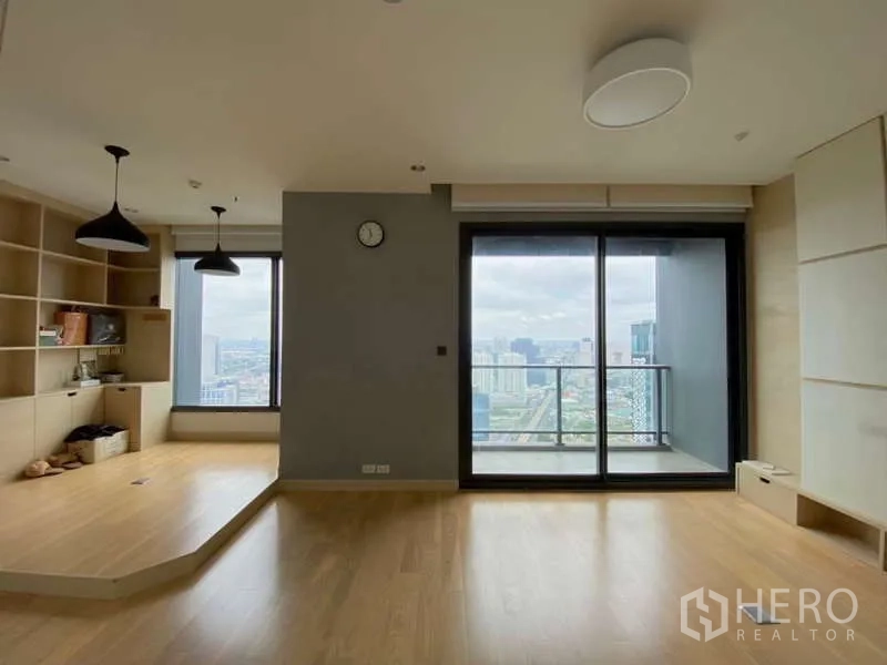 公寓 出租或出售在Chatuchak, Bangkok - 客厅设阳台与落地窗，可观赏城市天际线景观。