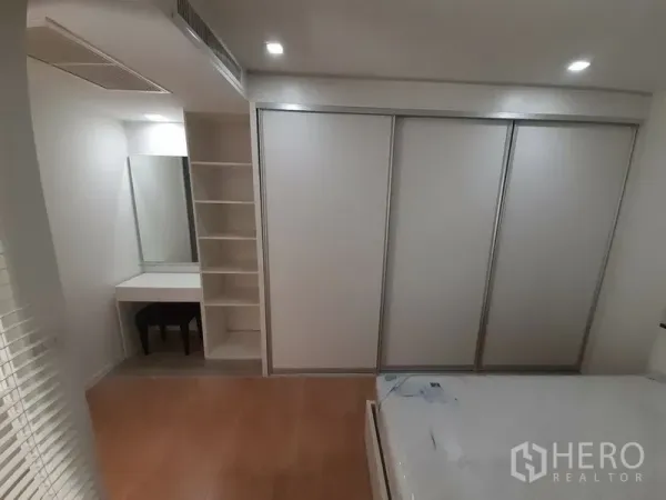 公寓 出租在Pathum Wan, Bangkok - 卧室收纳区，整面推拉衣柜与内置梳妆台
