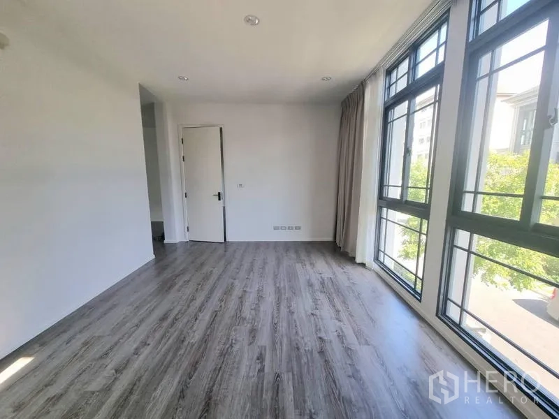 独立式住宅 出租 - 转角卧室，大面积窗户与木地板，采光良好。