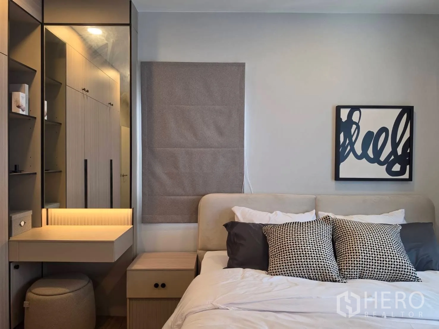 Detached House for rent in Bang Phli, Samut Prakan - Bedroom with bed, lit vanity, built-in shelving, and wardrobe.