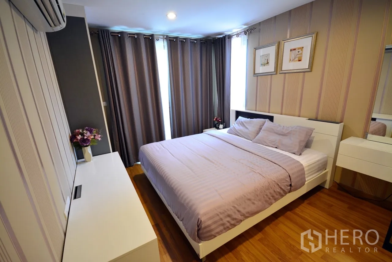 公寓 出租或出售在Watthana, Bangkok - 次卧明亮，条纹壁纸与遮光窗帘，木地板与嵌入式柜体，素坤逸公寓。
