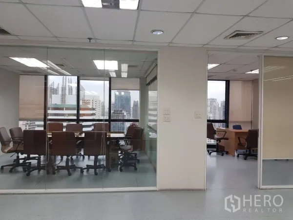 办公空间 出租在Bang Na, Bangkok - 以玻璃隔断分隔的董事会议室与私人办公室，落地窗带城市景观。