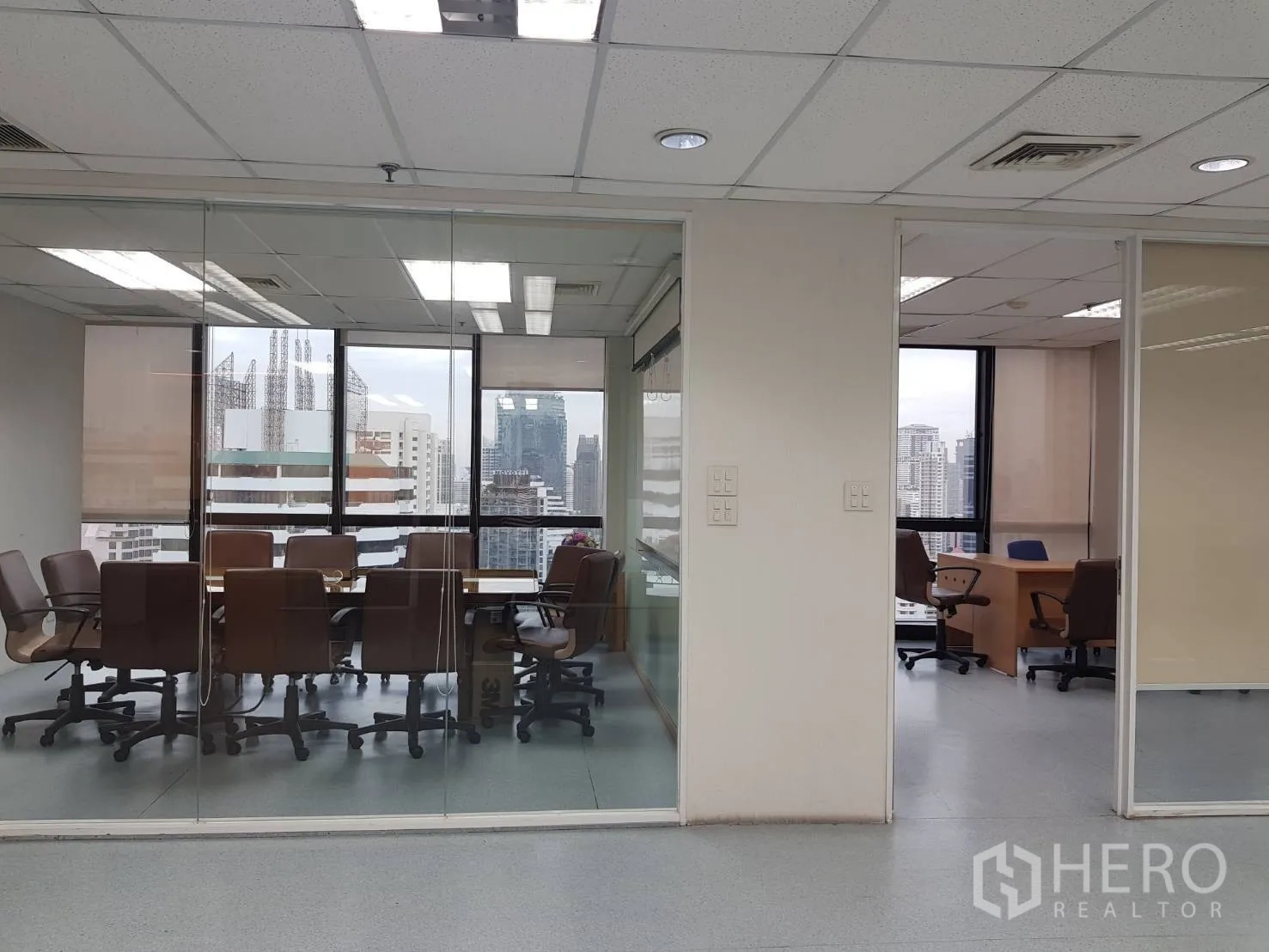 办公空间 出租在Bang Na, Bangkok - 以玻璃隔断分隔的董事会议室与私人办公室，落地窗带城市景观。