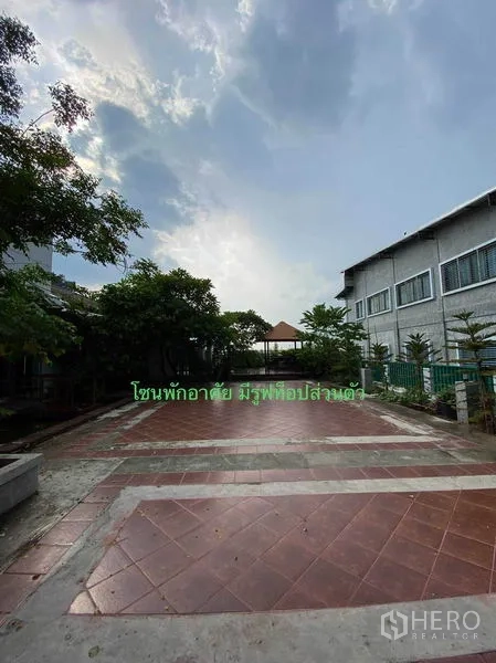 สำนักงานที่บ้าน ให้เช่าในBangkok Noi, Bangkok - ลานกลางแจ้งปูพื้นกว้าง มีต้นไม้และศาลาพักผ่อนส่วนตัว