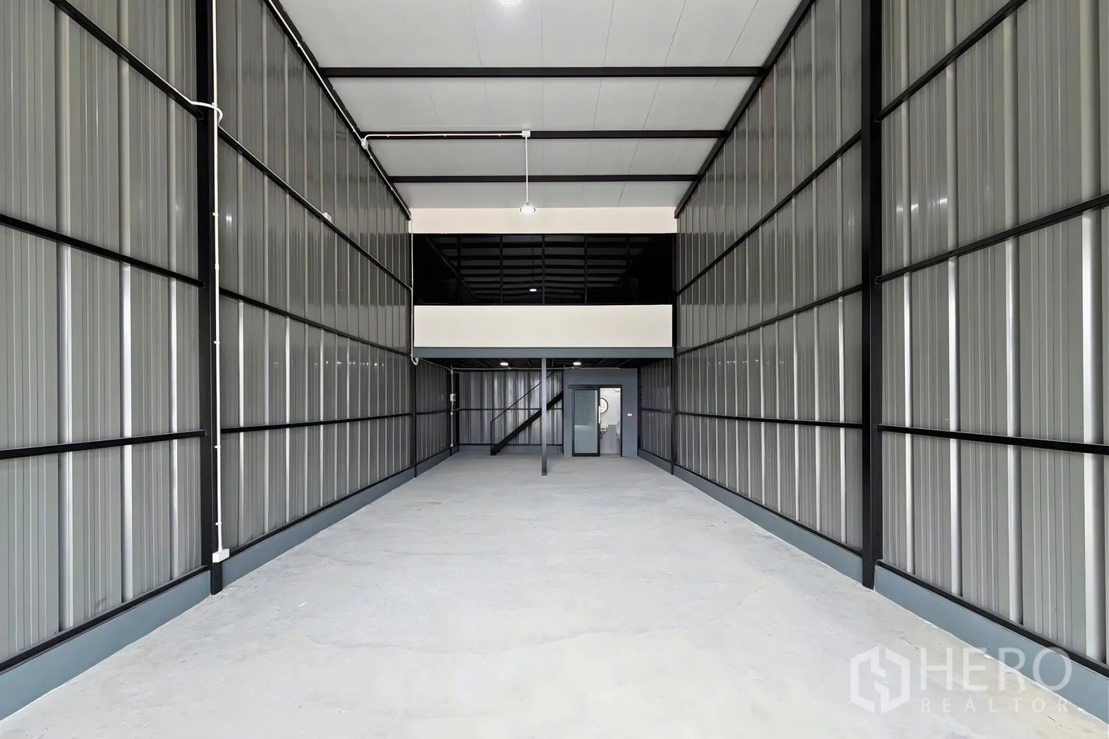 โกดัง for rent in Suan Luang, Bangkok - ภายในโกดังเพดานสูง ผนังเมทัลชีท มีชั้นลอยออฟฟิศและบันได