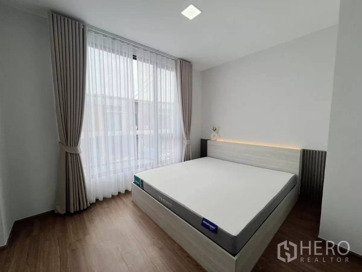 联排别墅 出租在Bang Phli, Samut Prakan - 采光充足的卧室，纱帘与木地板