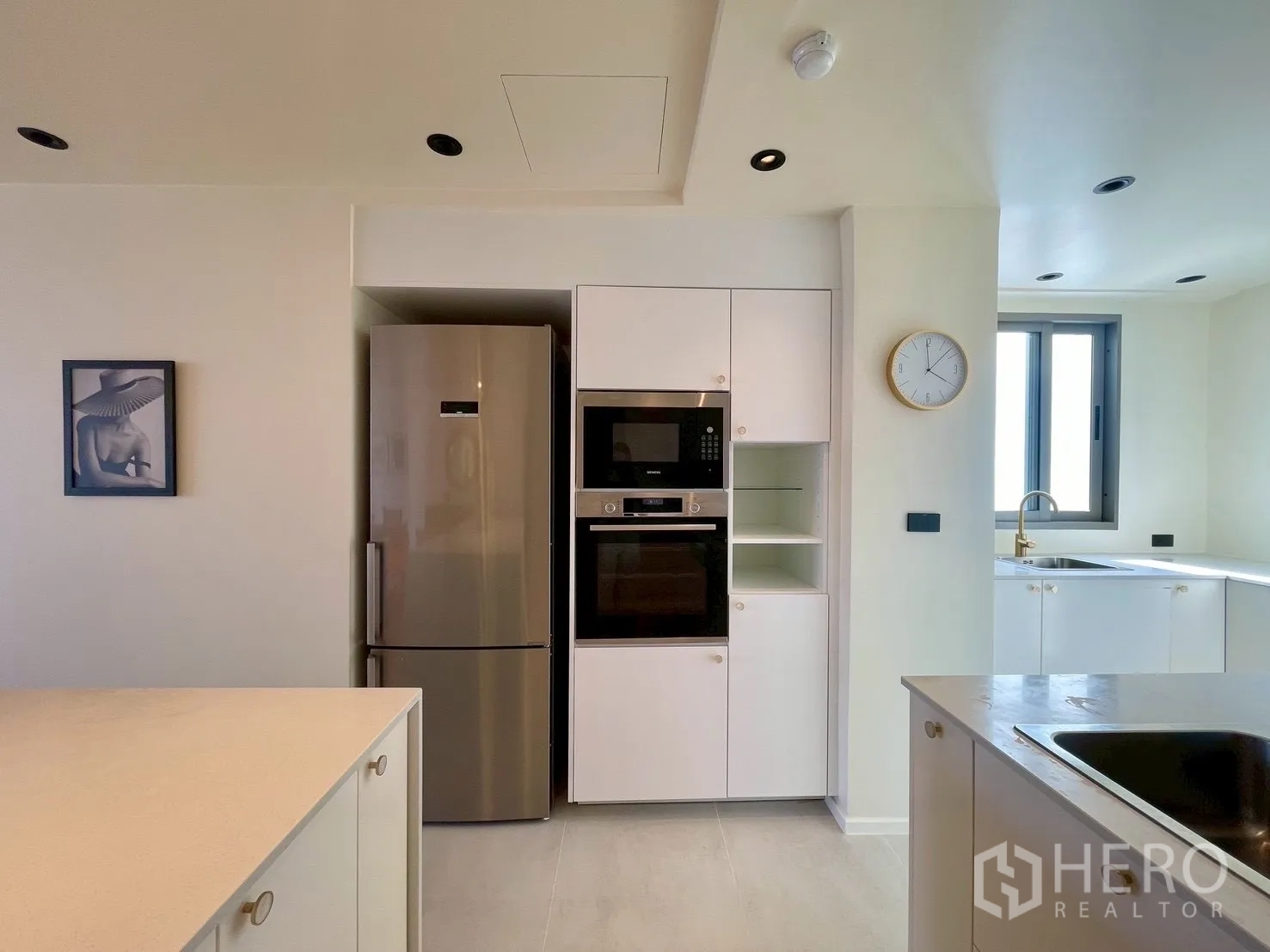 คอนโด for sale in Watthana, Bangkok - ครัวพร้อมเตาอบ ไมโครเวฟบิลท์อิน และตู้เย็นสแตนเลส