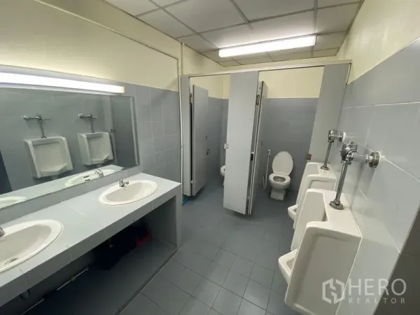 สำนักงาน ให้เช่าในHuai Khwang, Bangkok - ห้องน้ำรวมมีอ่างล้างหน้า กระจก โถปัสสาวะ และห้องสุขาส่วนตัว