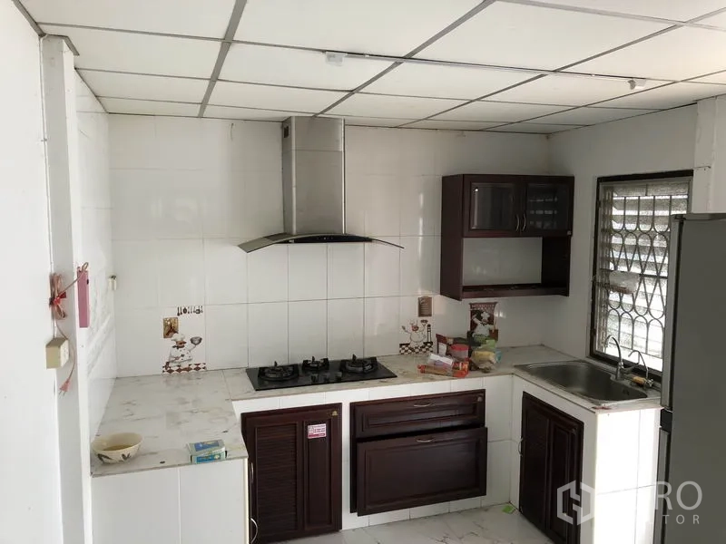 บ้าน ขายในPak Kret, Nonthaburi - ครัวปูนรูปตัวแอลพร้อมเตาแก๊ส เครื่องดูดควัน อ่างล้างจานและตู้เก็บของ