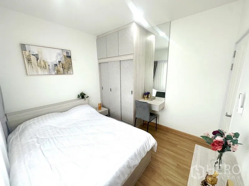 独立式住宅 出租 - 客卧，内置衣柜与小型梳妆台。