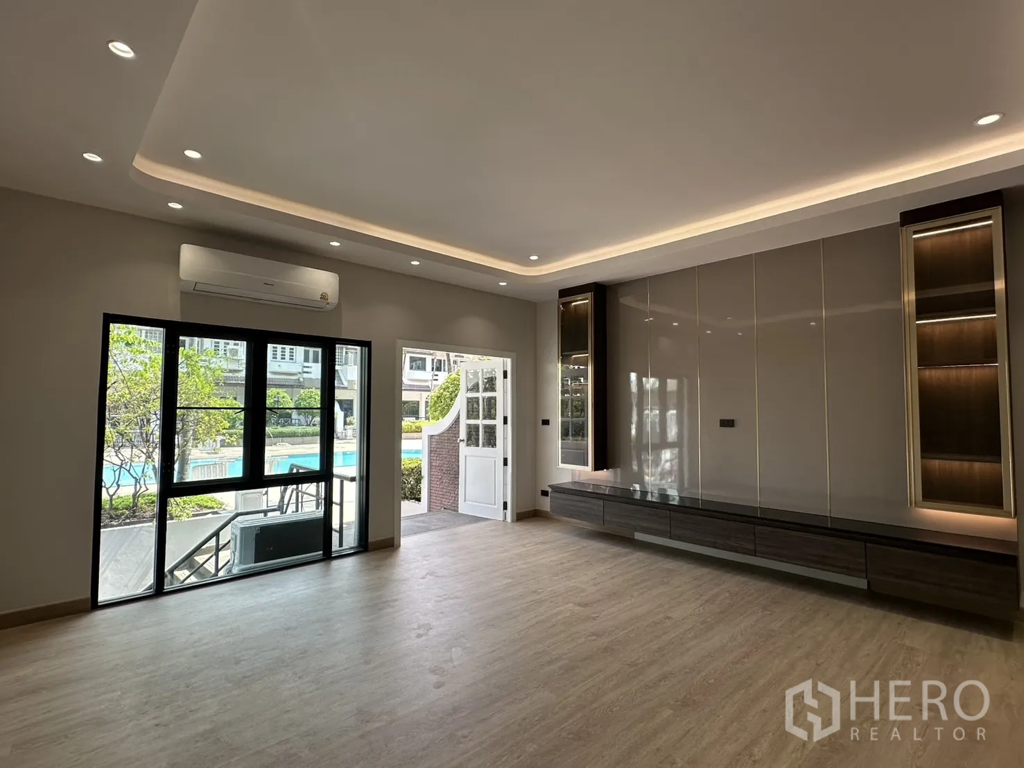 家庭办公室 for rent in Watthana, Bangkok - 起居区玻璃门窗面向泳池露台。