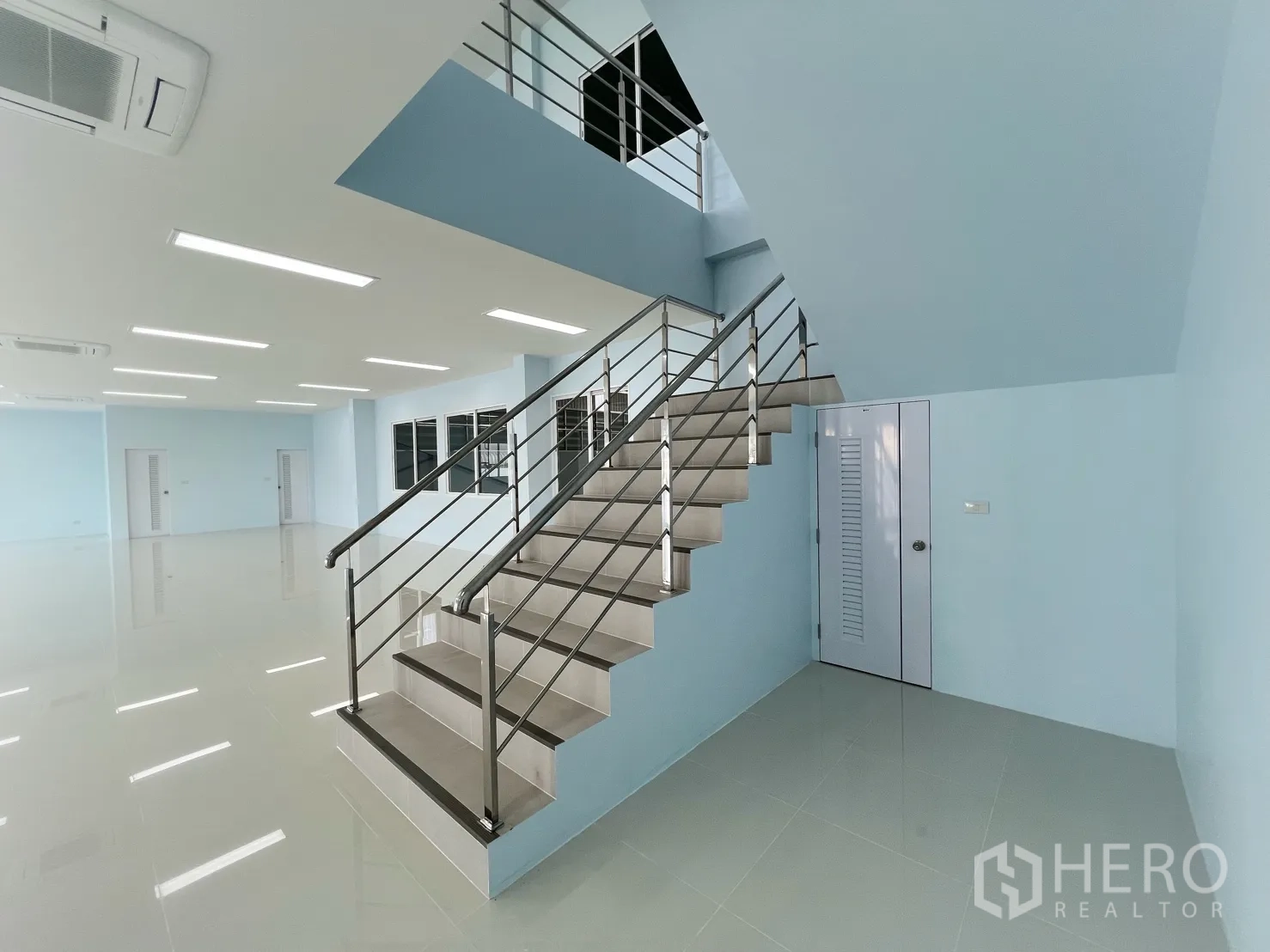Warehouse for rent in Mueang Samut Prakan, Samut Prakan - Second-floor open-plan office with windows, air-conditioning and glossy tiled flooring.