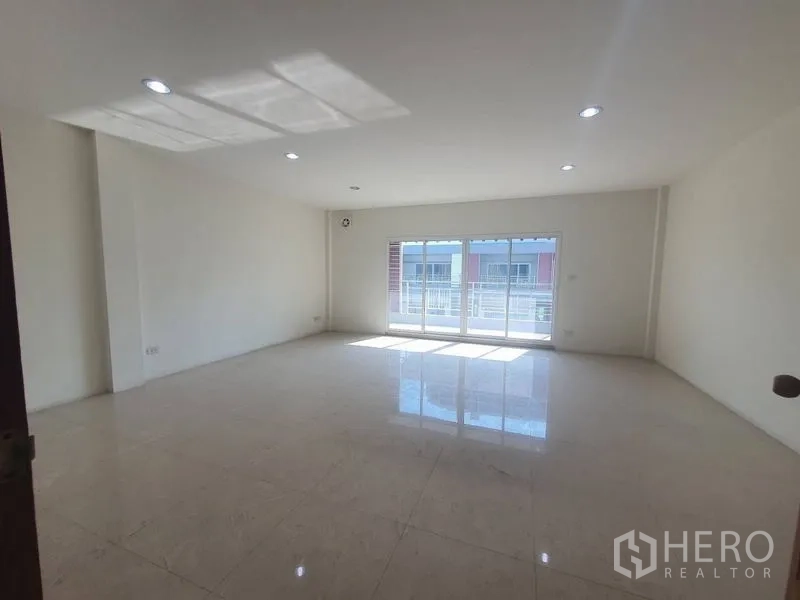 带办公室的家 出租或出售在Yan Nawa, Bangkok - 采光充足的房间，推拉门通阳台，地面光亮