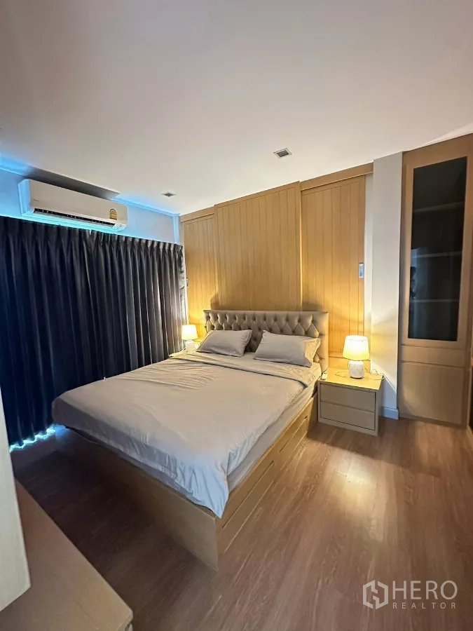 Detached House for rent in Saphan Sung, Bangkok - Cozy master bedroom with upholstered bed, bedside lamps and dark drapes.
