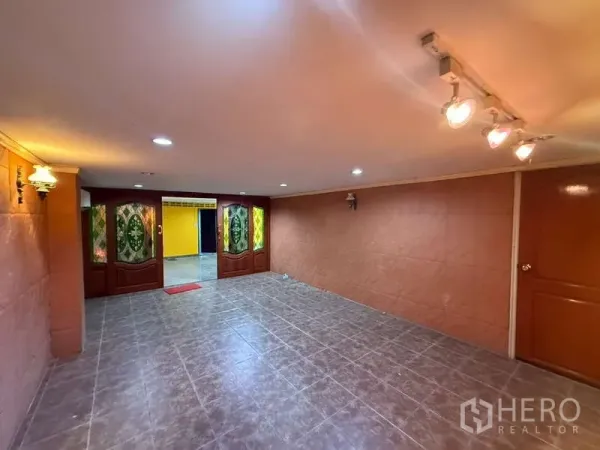 Home Office for rent in Khlong Toei, Bangkok - Tiled meeting or reception room with decorative stained-glass wooden doors and ceiling spotlights.