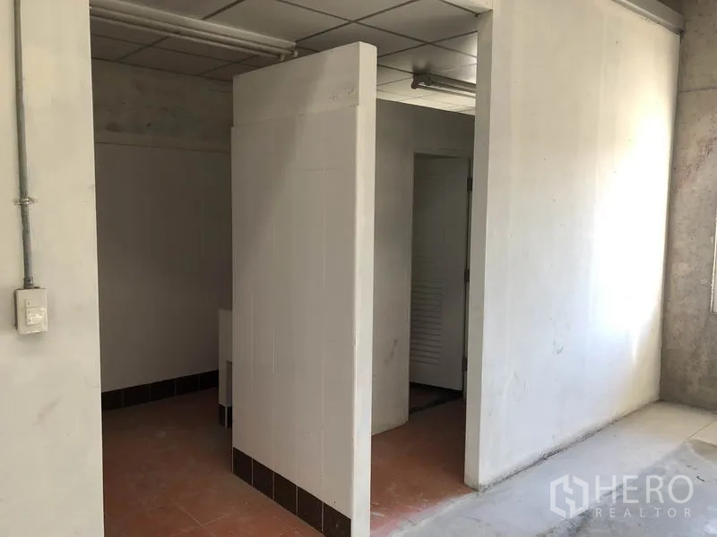 Warehouse for rent in Lam Luk Ka, Pathum Thani - Clean tiled restroom facilities inside the warehouse.