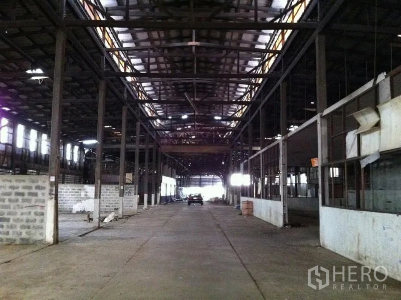 Factory for rent in Khlong San, Bangkok - Open production bay with ventilation windows, structural columns and partitioned rooms.