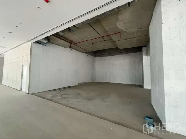 零售空间 出租 - 毛坯零售铺面，混凝土挑高天花、红色喷淋管道与宽阔门面