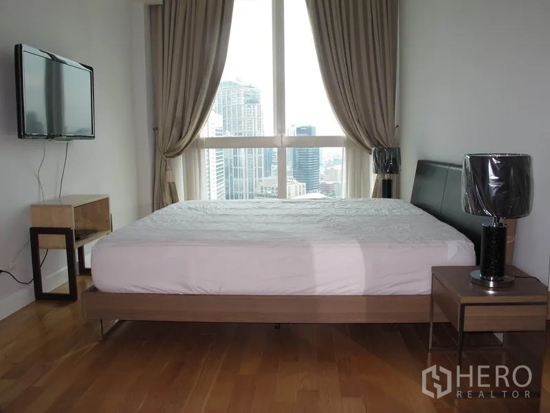 公寓 出租或出售在Khlong Toei, Bangkok - 主卧配落地窗观城景，床头柜与壁挂电视