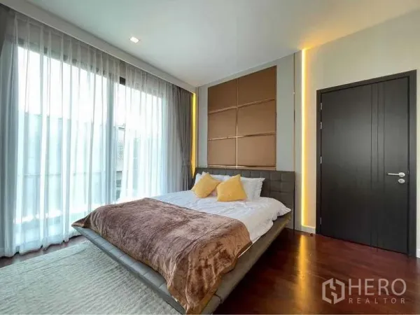 独立式住宅 出租在Bang Sue, Bangkok - 卧室带落地窗帘与装饰墙面