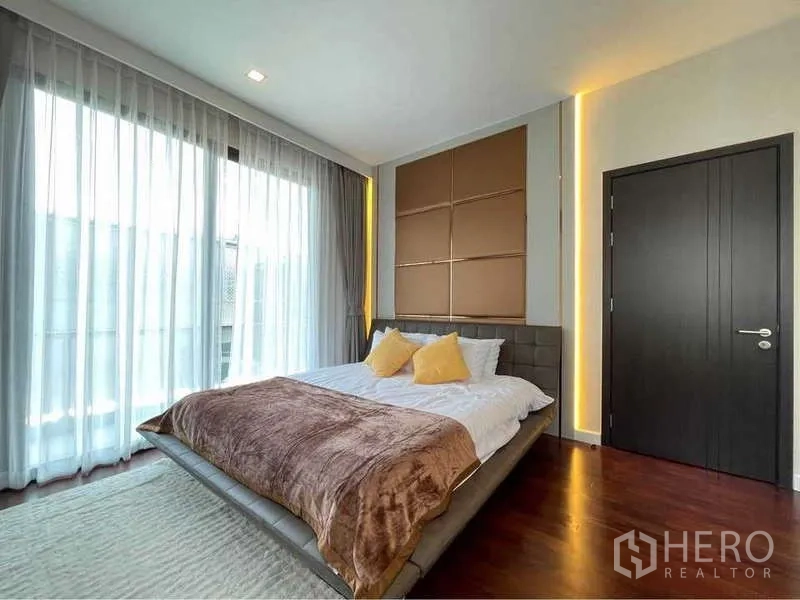独立式住宅 出租在Bang Sue, Bangkok - 卧室带落地窗帘与装饰墙面