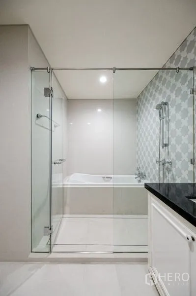 คอนโด ขาย - ห้องน้ำกระจกใส มีอ่างอาบน้ำและชุดฝักบัว
