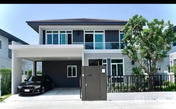 บ้าน ให้เช่าในSamut Prakan - หน้าบ้านเดี่ยวสองชั้นสไตล์โมเดิร์น พร้อมรั้วและที่จอดรถในร่ม 2 คัน ในบางพลี สมุทรปราการ