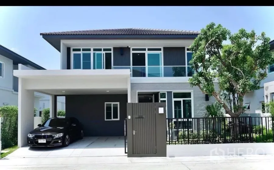 บ้าน ให้เช่าในSamut Prakan - หน้าบ้านเดี่ยวสองชั้นสไตล์โมเดิร์น พร้อมรั้วและที่จอดรถในร่ม 2 คัน ในบางพลี สมุทรปราการ