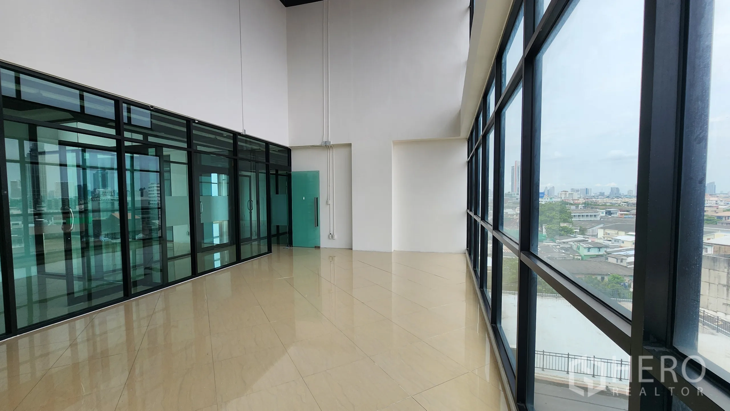 办公空间 出租在Yan Nawa, Bangkok - 沿玻璃墙的长形办公区，落地大窗。