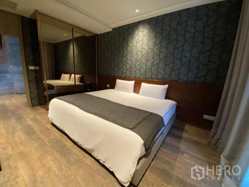 公寓 出租在Pathum Wan, Bangkok - 中性色卧室，软包床与转角沙发
