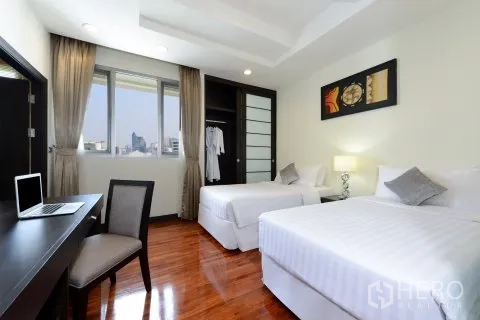 อพาร์ทเมนท์ for rent in Watthana, Bangkok - ห้องนอนเตียงคู่ เห็นวิวเมือง ตู้เสื้อผ้าบิลท์อิน และโต๊ะทำงานริมหน้าต่าง